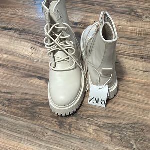 I sell new boots, very beautiful, they don't fit me
